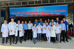 Trung tâm Y tế phối hợp với Liên đoàn Lao động  thành phố Long Xuyên tổ chức khám bệnh và cấp thuốc miễn phí  cho công nhân Công ty Hưng Phúc Thịnh phường Mỹ Quý